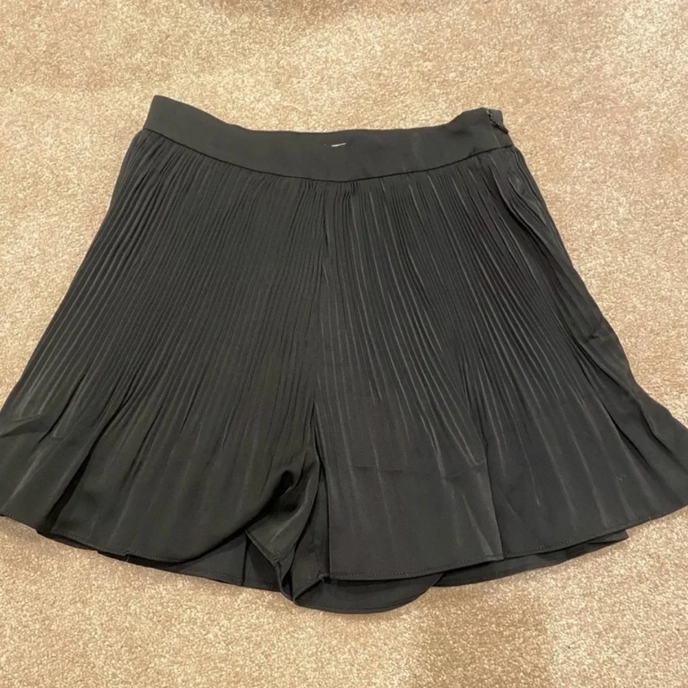 Idem‎ Ditto women’s size small Milla black pleated shorts new with tags